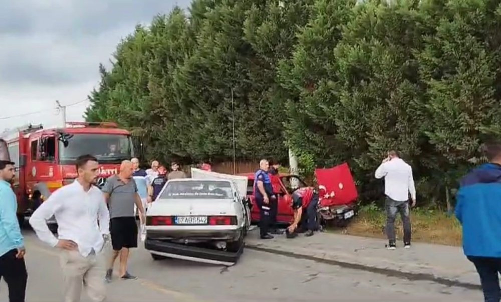 İki Araç Kafa Kafaya Çarpıştı: 3 Yaralı