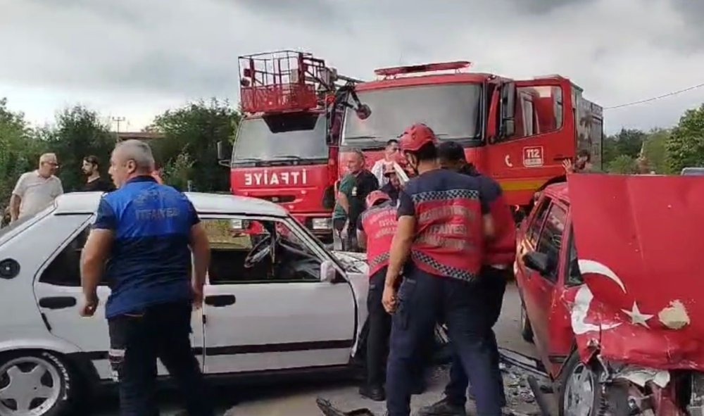 İki Araç Kafa Kafaya Çarpıştı: 3 Yaralı