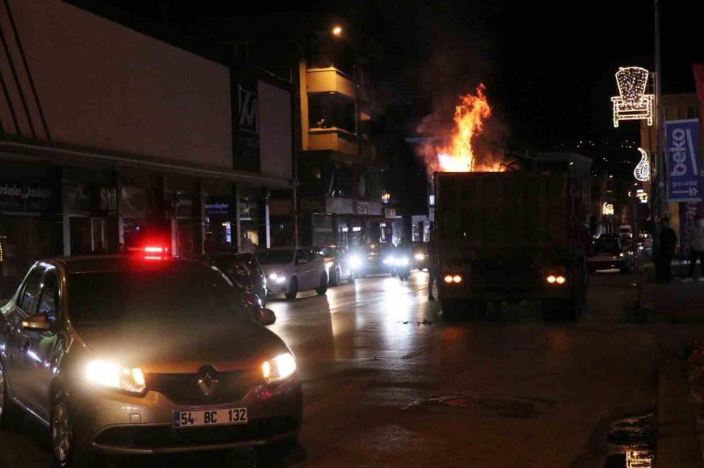 Kamyonun Kasasındaki  Çöpler Alev Aldı