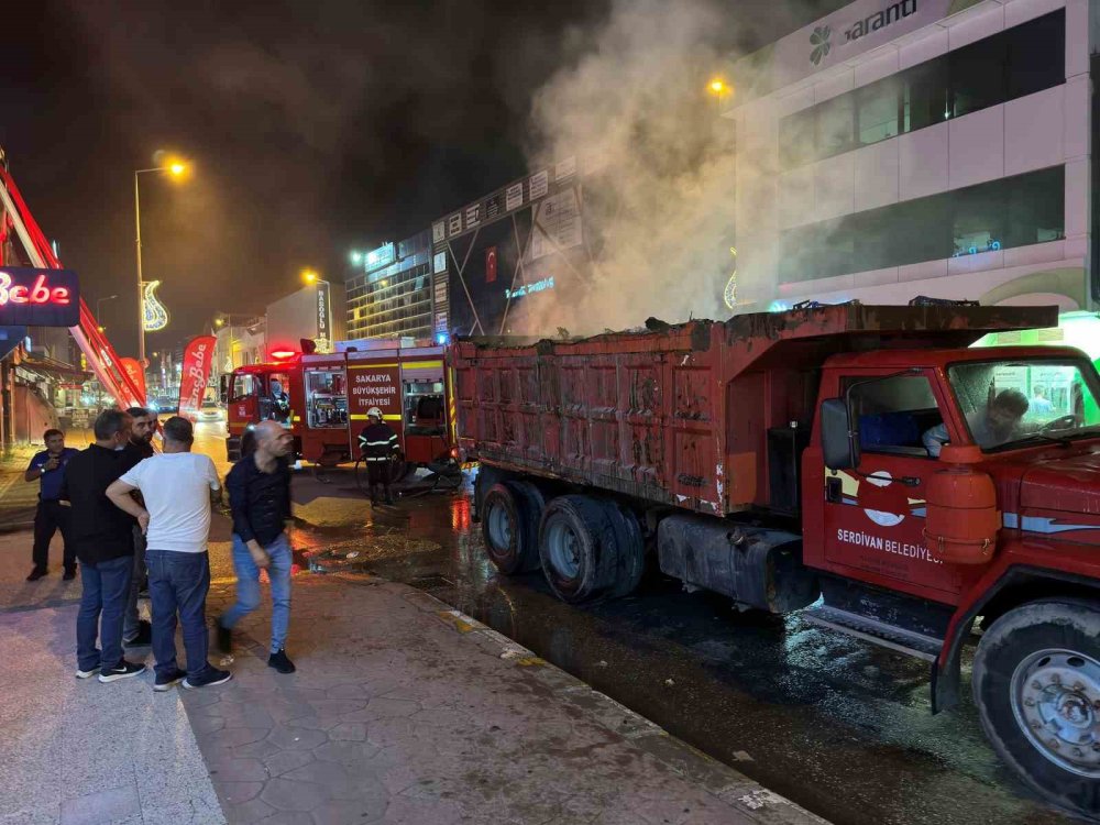 Kamyonun Kasasındaki  Çöpler Alev Aldı