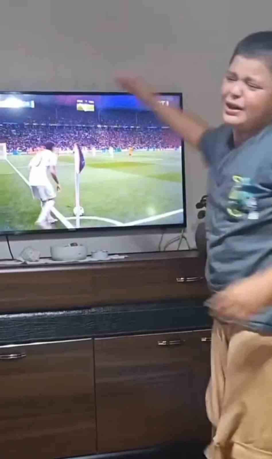 Maçın Son Dakikalarında Gözyaşlarına Boğuldu