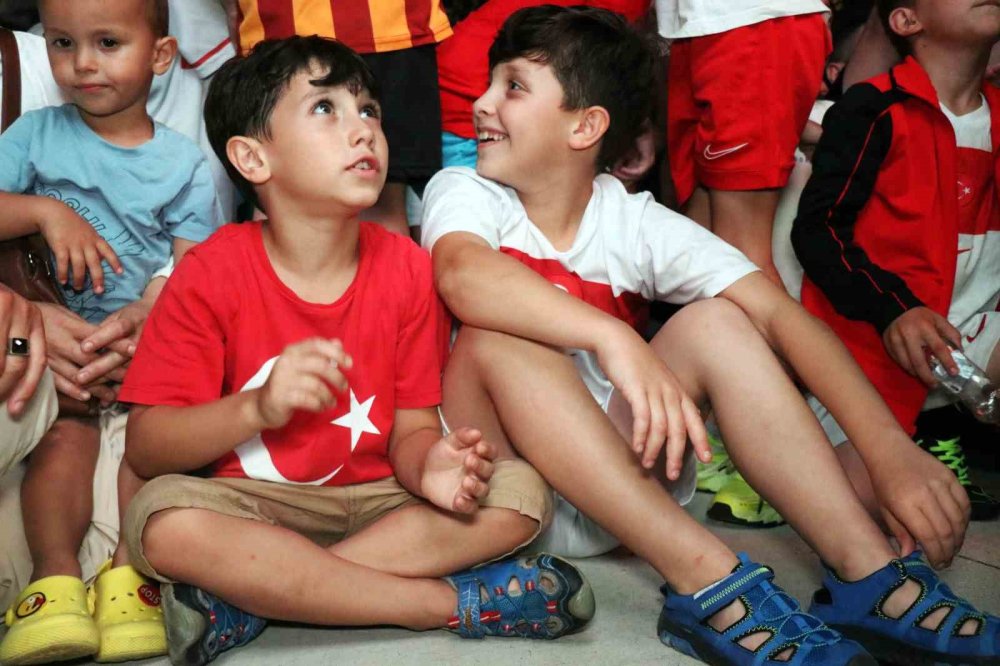Milli Maç Dev Ekranda İzlendi