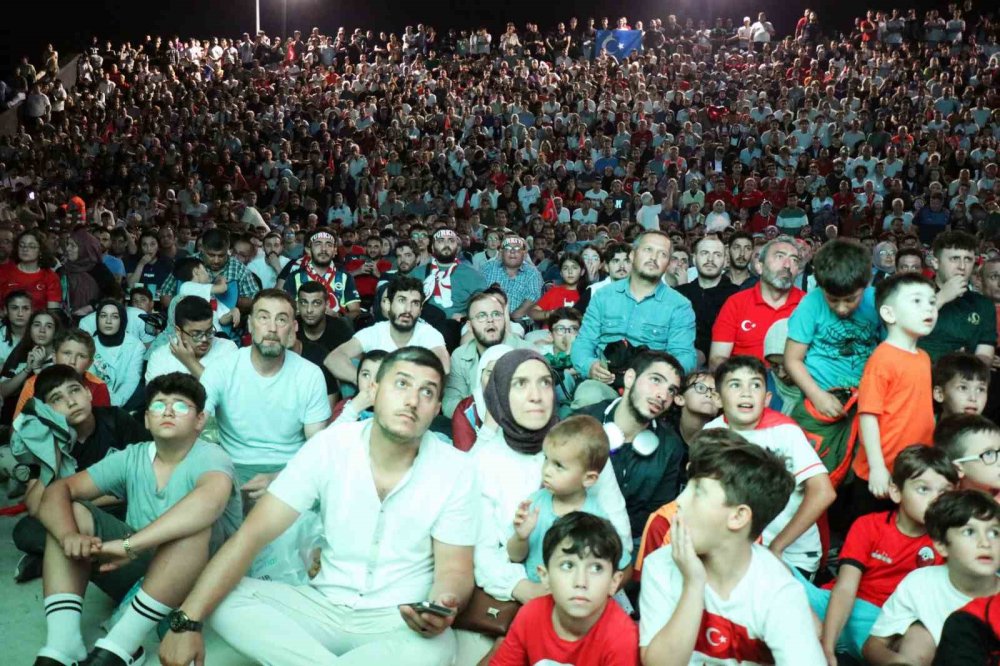 Milli Maç Dev Ekranda İzlendi