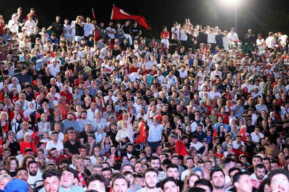 Milli Maç Dev Ekranda İzlendi