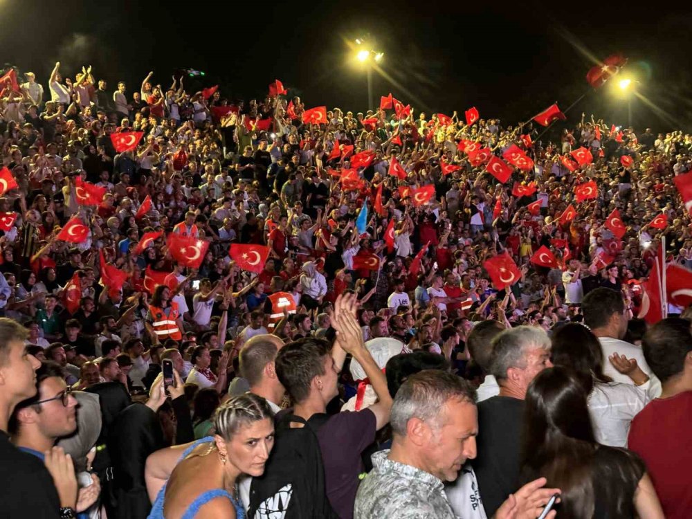 Milli Maç Dev Ekranda İzlendi