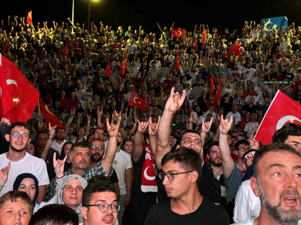 Milli Maç Dev Ekranda İzlendi