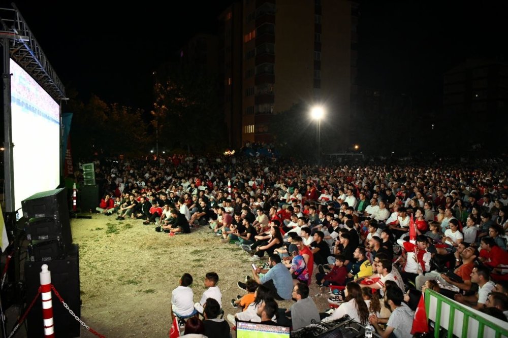 Milli Maç Heyecanı  Yaşandı