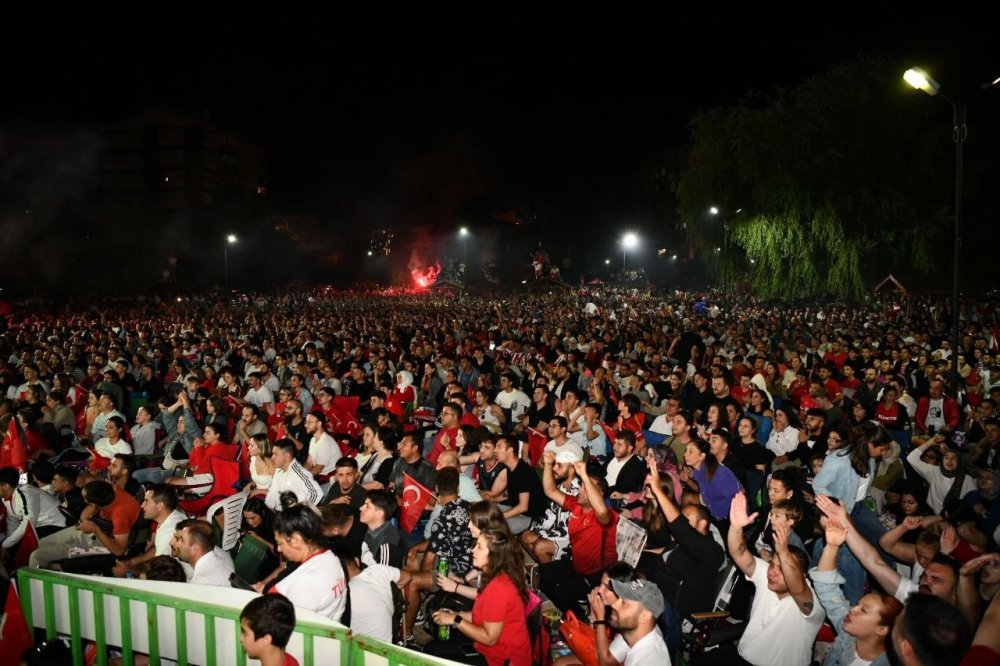 Milli Maç Heyecanı  Yaşandı