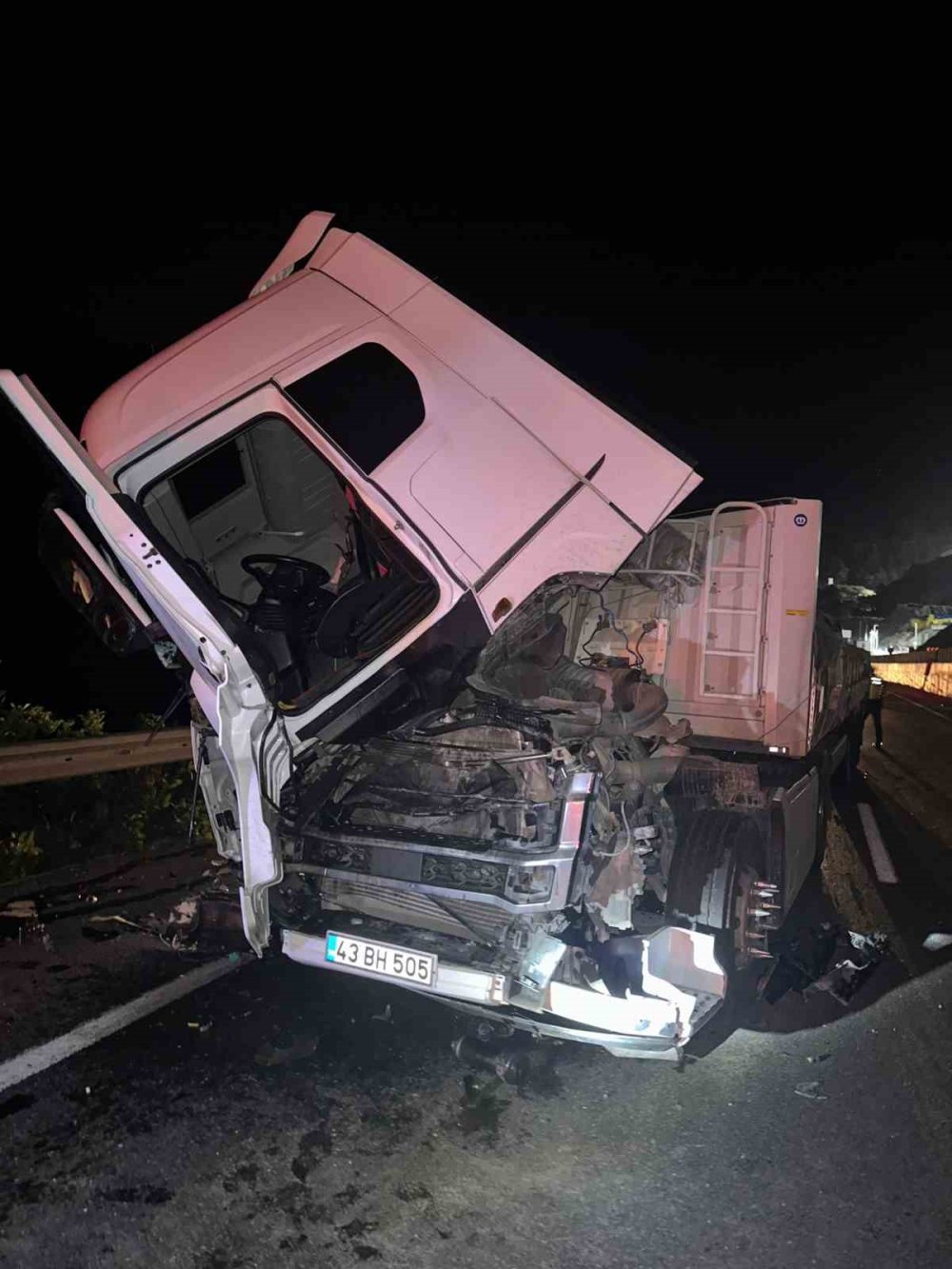 Tır, Önünde Seyreden Araca Çarptı