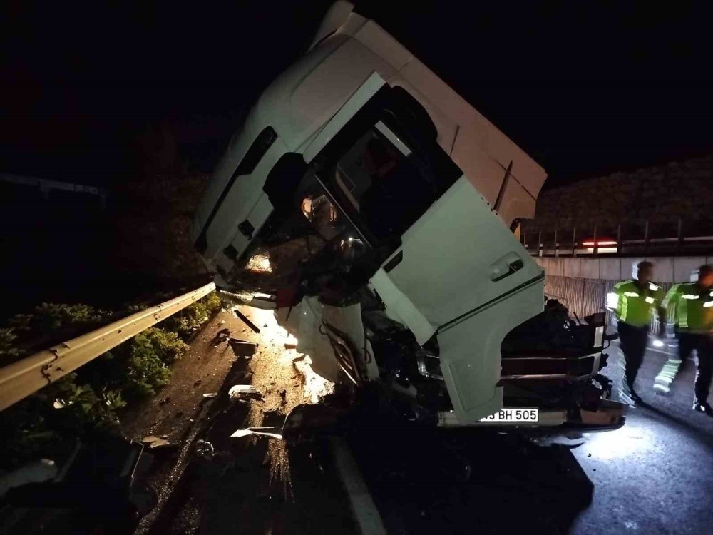 Tır, Önünde Seyreden Araca Çarptı