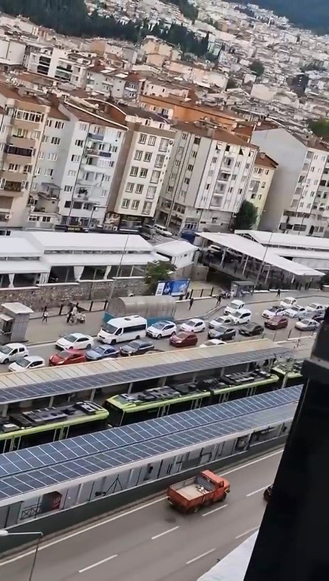 Yolu Kapatıp Halay Çektiler