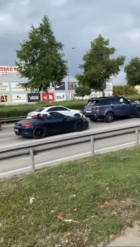 Yolu Kapatıp Halay Çektiler