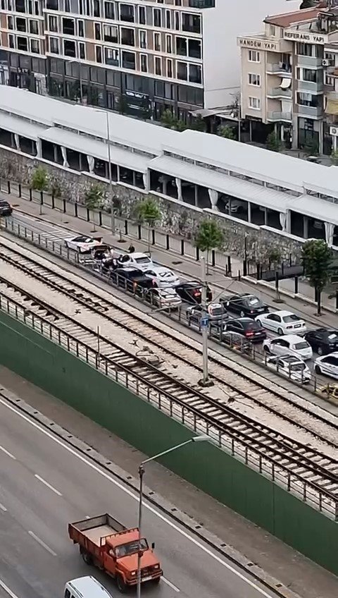 Yolu Kapatıp Halay Çektiler