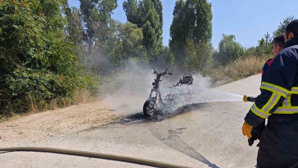 Motosiklet Alev Aldı