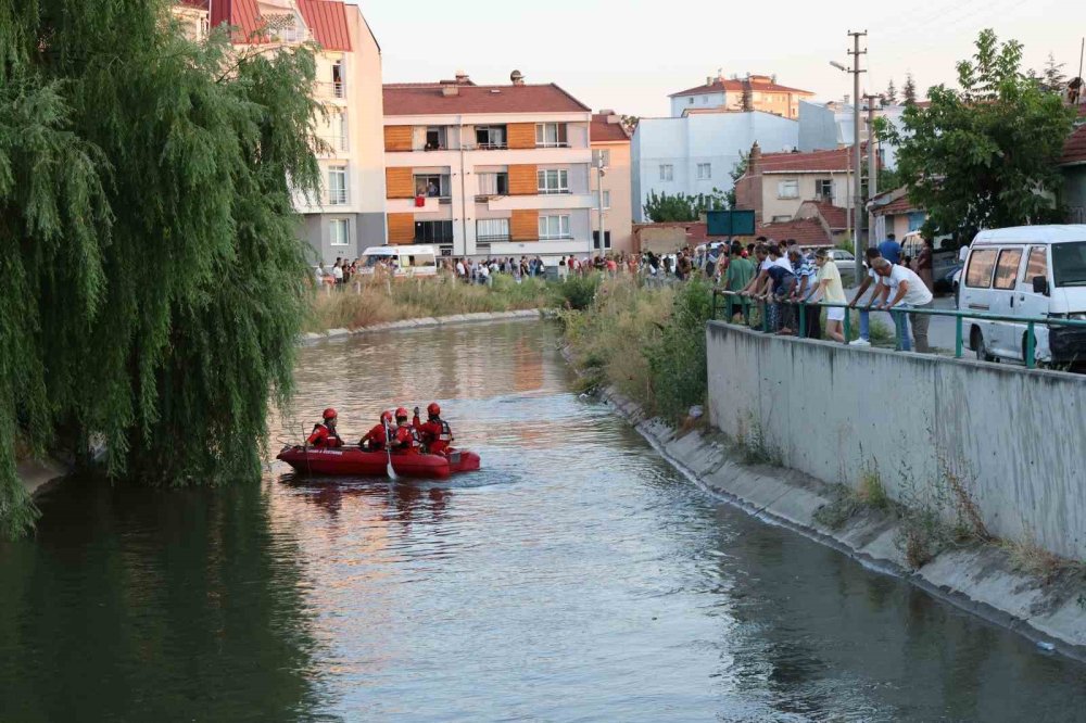 Sulama Kanalına Düşen Çocuğu Kurtardı, Kendi Kurtulamadı
