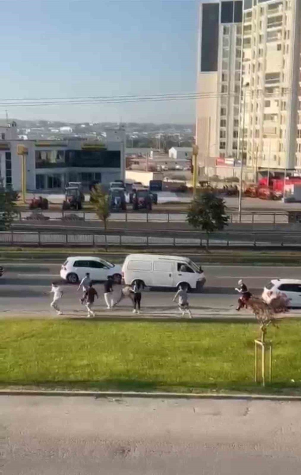 Bursa’da Yol Ortasında Yumruklar Konuştu