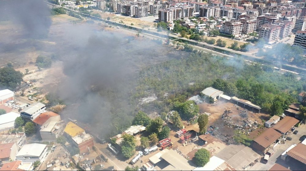 Korkutan Yangın : Odun Depoları Tehlike Altında