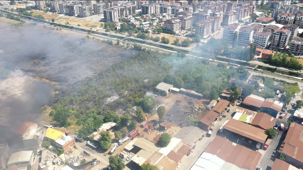 Korkutan Yangın : Odun Depoları Tehlike Altında