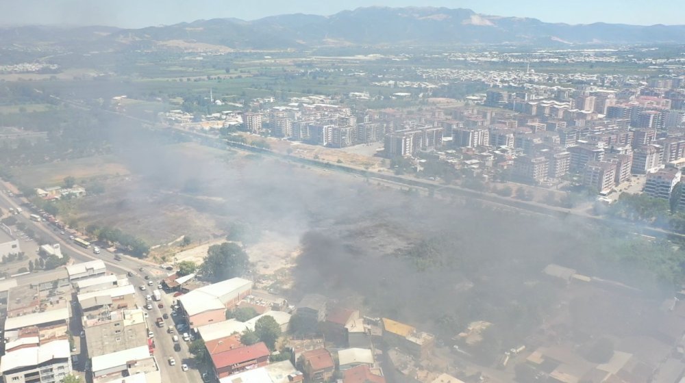 Korkutan Yangın : Odun Depoları Tehlike Altında