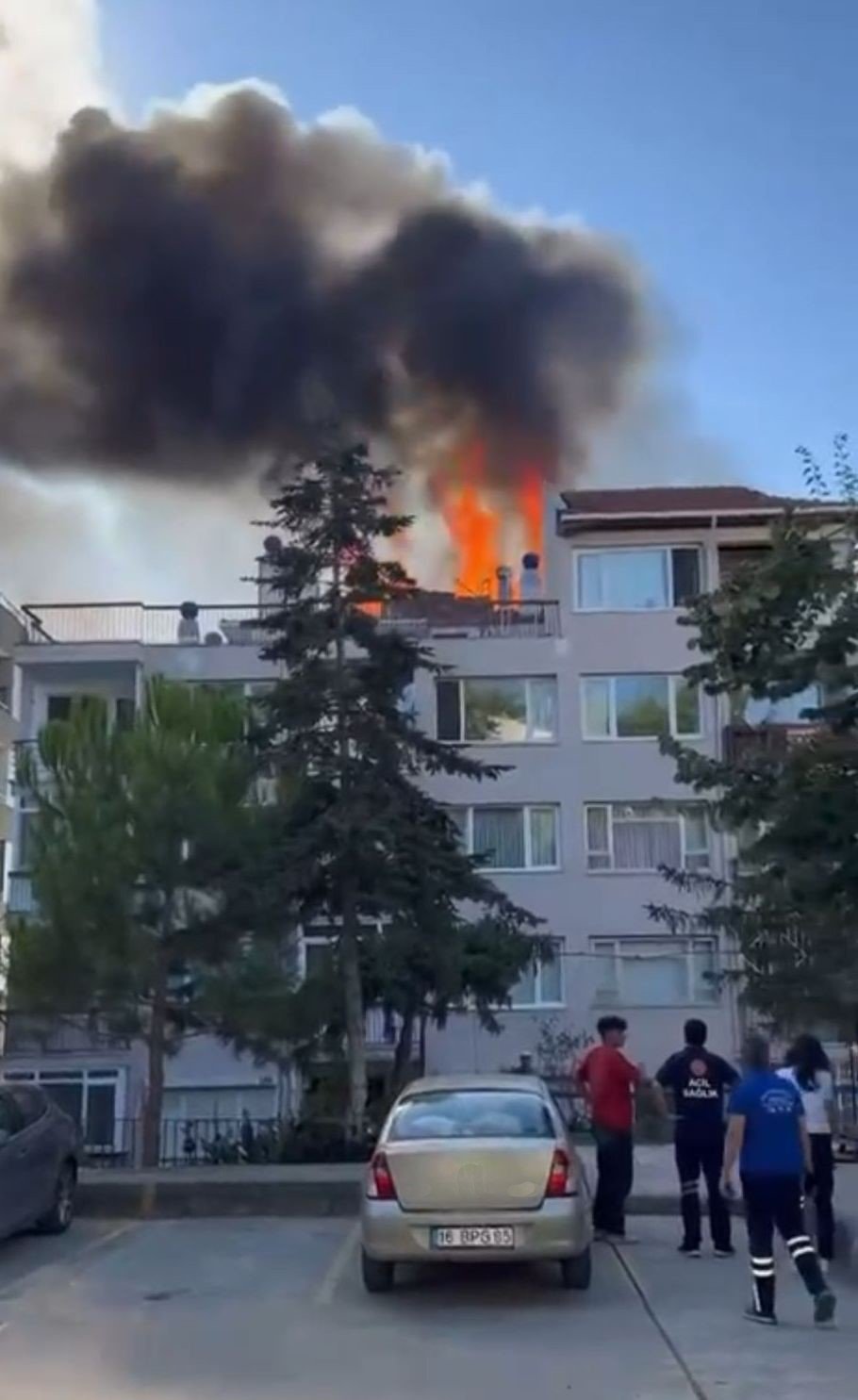 5 Katlı Apartmanın Çatısı Alev Alev Yandı