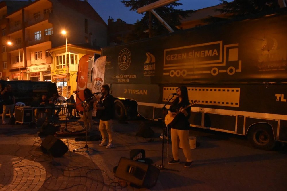 Gezen Sinema İsimli Tır Söğüt’te Halkla Buluştu