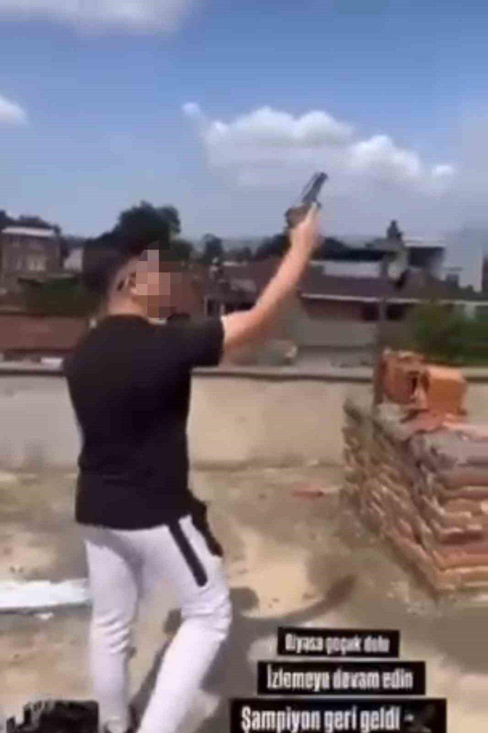 14 Yaşındaki Çocuk Havaya Defalarca Ateş Açtı