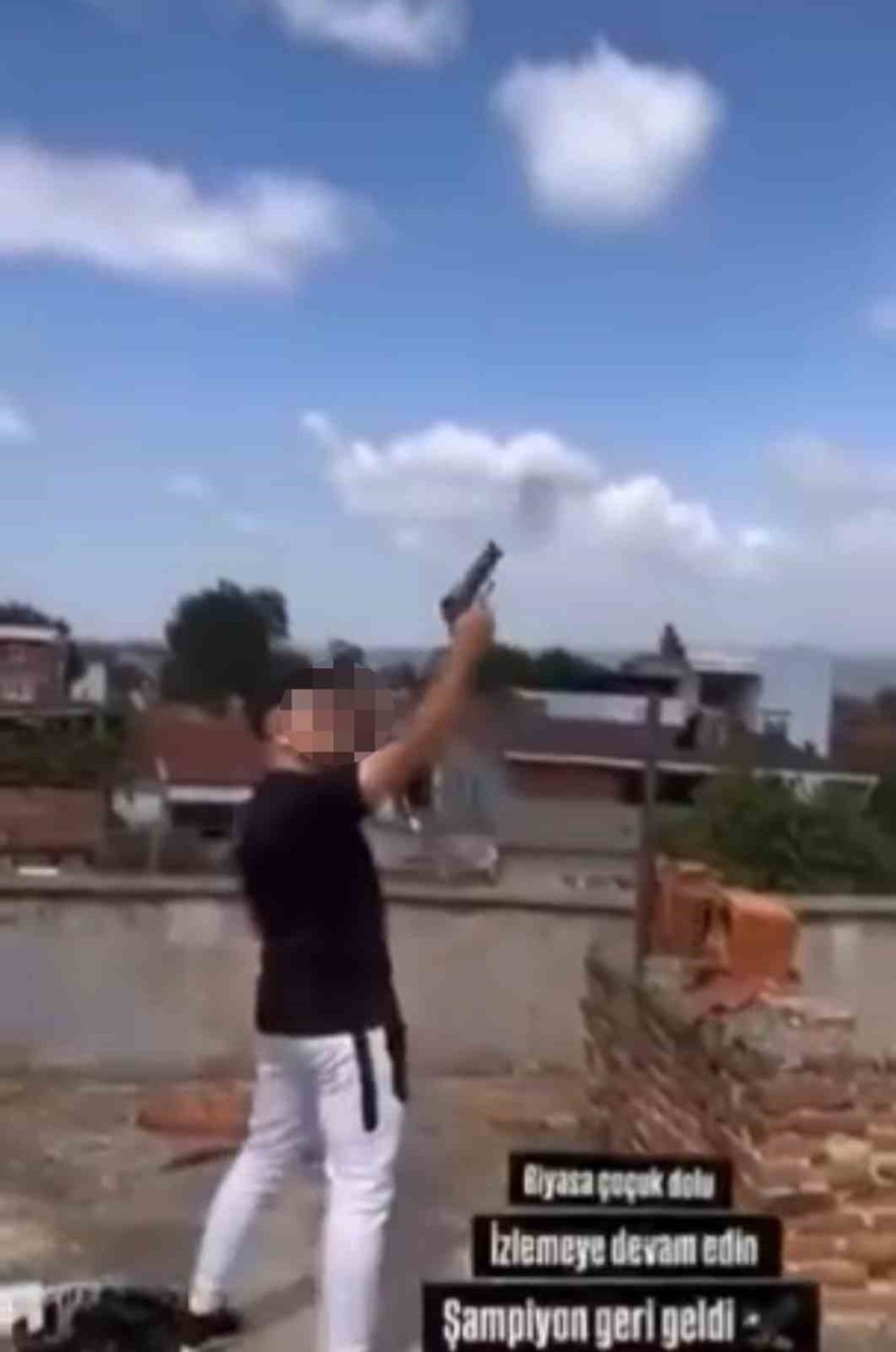 14 Yaşındaki Çocuk Havaya Defalarca Ateş Açtı