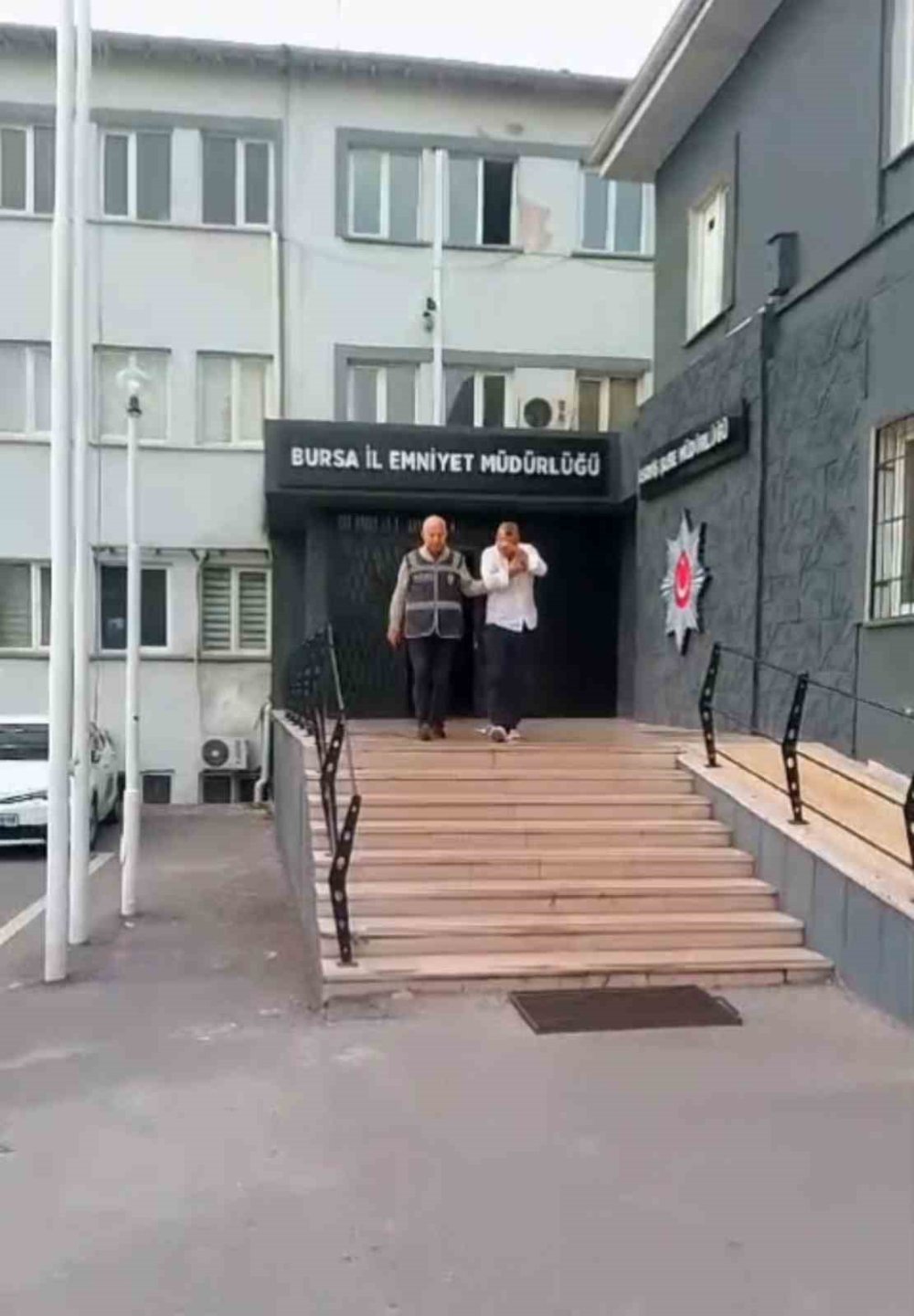 26 Yıl Kesinleşmiş Hapis Cezasıyla Aranan Şahıs Eşini Ziyaret Ettiği Markette Yakalandı
