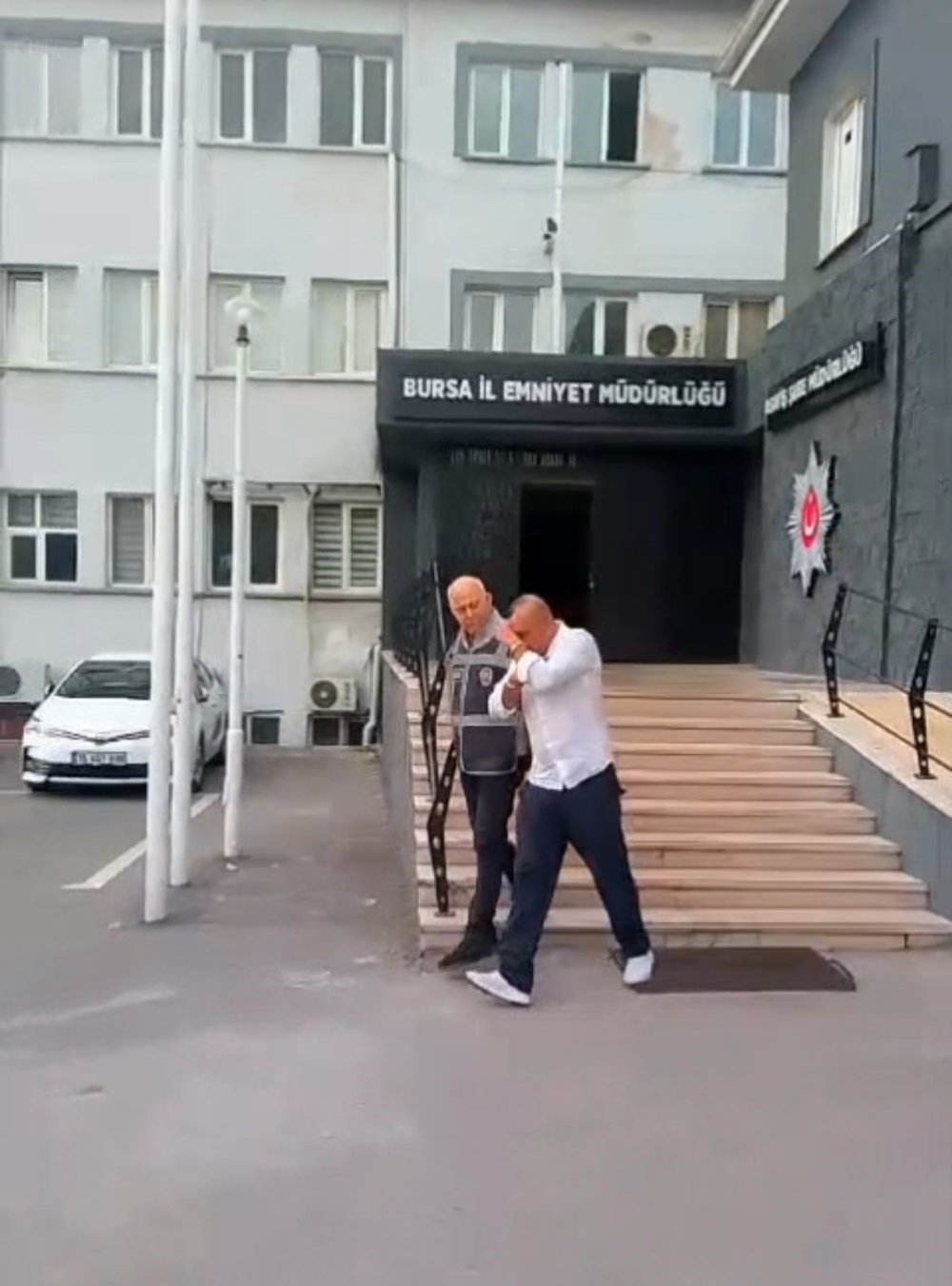 26 Yıl Kesinleşmiş Hapis Cezasıyla Aranan Şahıs Eşini Ziyaret Ettiği Markette Yakalandı