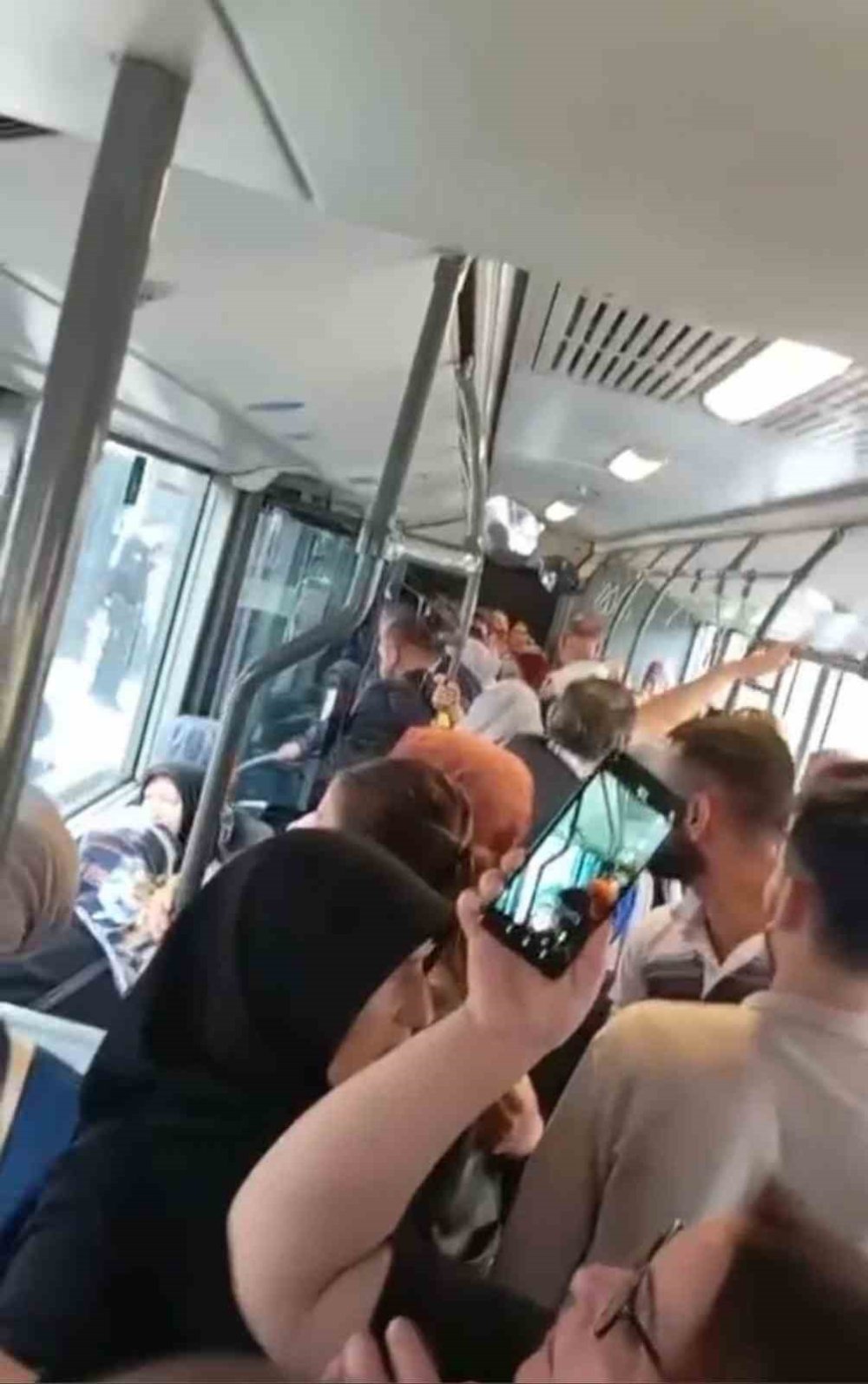 Engelli Oğlunu Bindirmek İçin Otobüsün Önüne Yattı