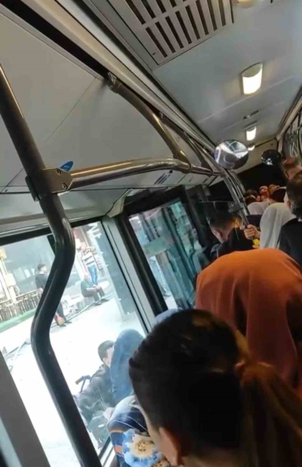 Engelli Oğlunu Bindirmek İçin Otobüsün Önüne Yattı