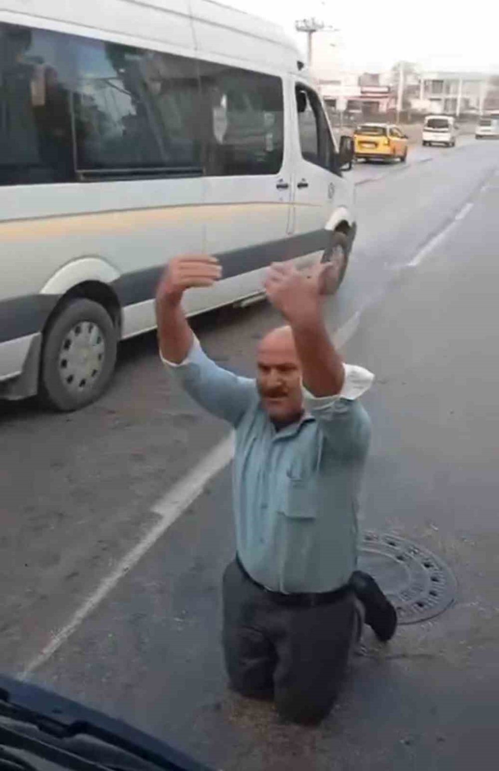 Engelli Oğlunu Bindirmek İçin Otobüsün Önüne Yattı