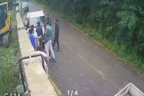Kavgayı Ayırmak İsterken Kendisine Saldıran 4 Kişiyi Yaralayan Şahıs Tutuklandı