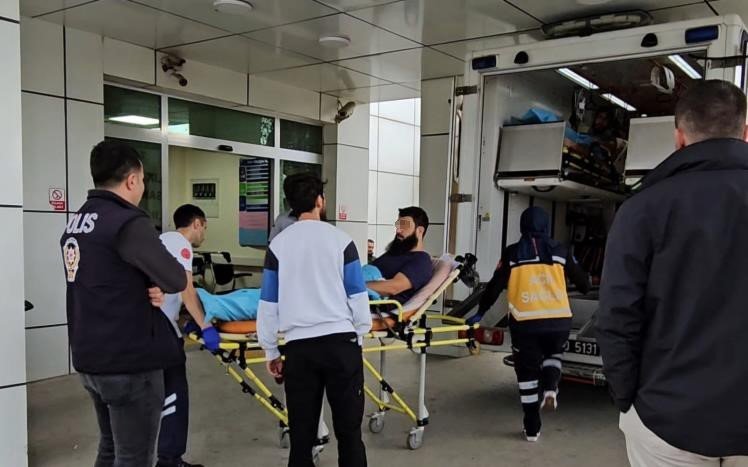 Kavgayı Ayırmak İsterken Kendisine Saldıran 4 Kişiyi Yaralayan Şahıs Tutuklandı