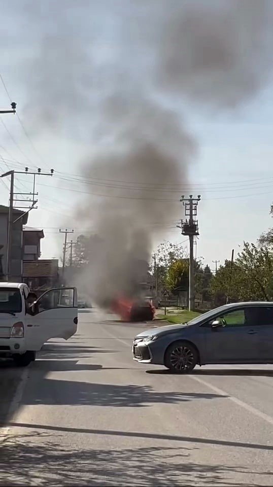 Seyir Halindeki Otomobil Alevlere Teslim Oldu