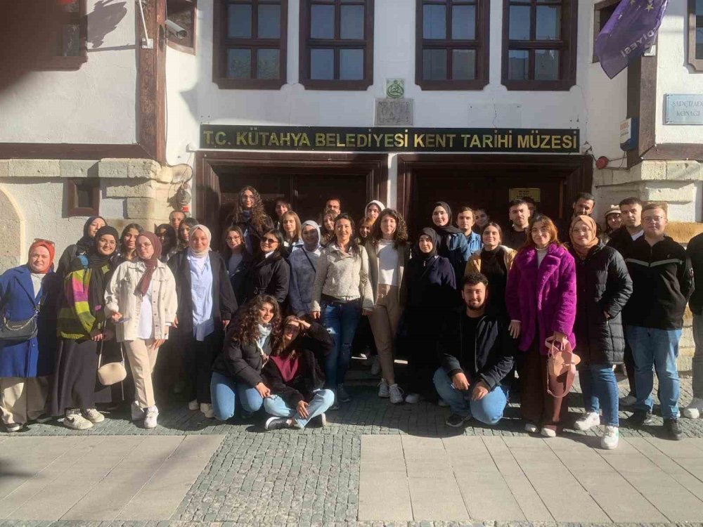 Öğrenciler Şehrin Tarihi Ve Turistik Yerleri Gezdi