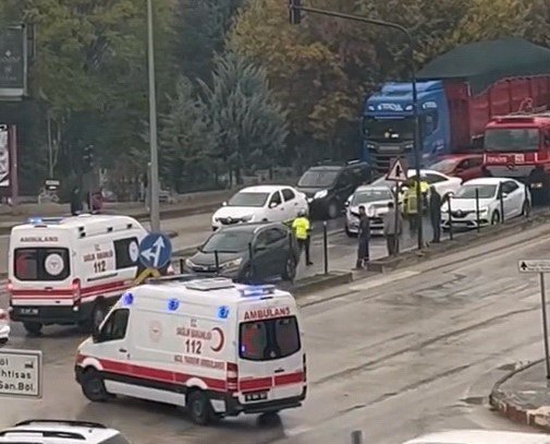 2 Otomobil Çarpıştı: 2 Yaralı