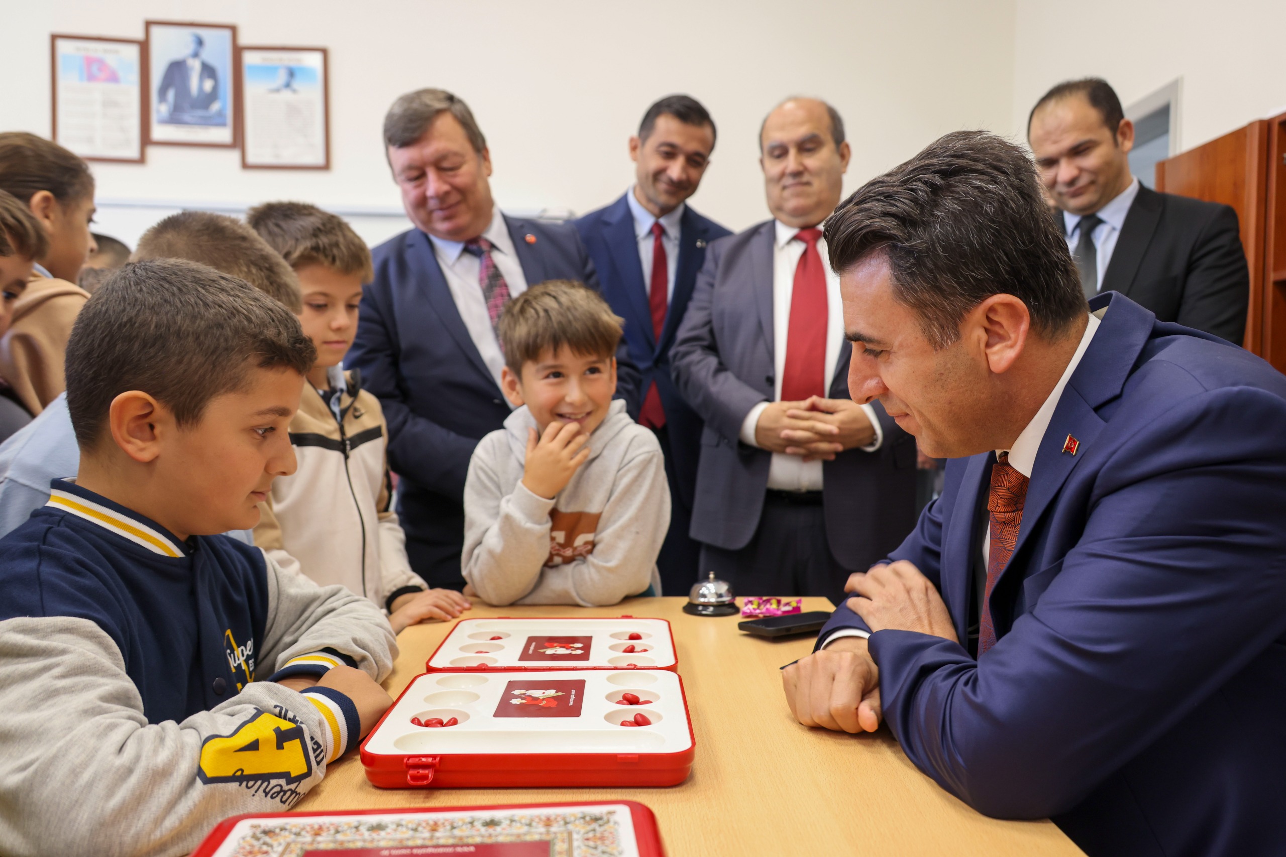 vali-aygolden-osmaneli-ilkokuluna-ziyaret2.jpg