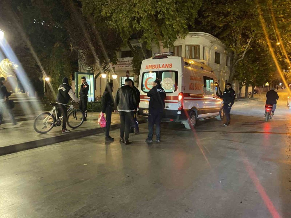 Yanlış Anlaşılma Yüzünden Cadde Ortasında Bıçaklanan Genç Ağır Yaralandı
