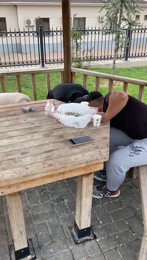 Çekirdek Çitleyip Çöpünü Yere Atan Gençlere Çekirdek Kabuklarını Temizlettiler
