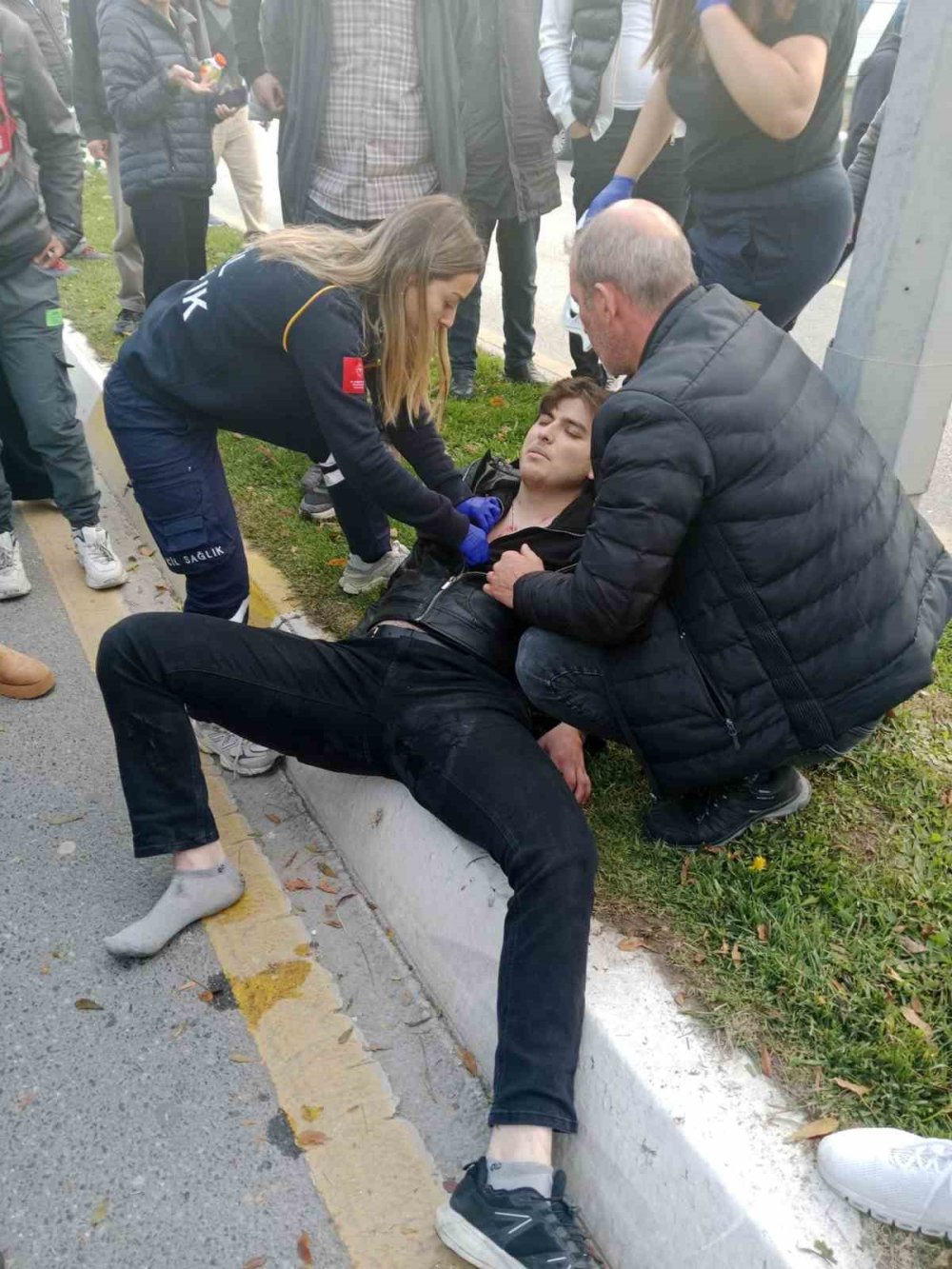 Motosiklet Refüje Çarptı: 1 Yaralı