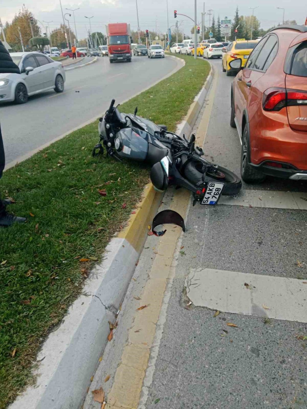 Motosiklet Refüje Çarptı: 1 Yaralı
