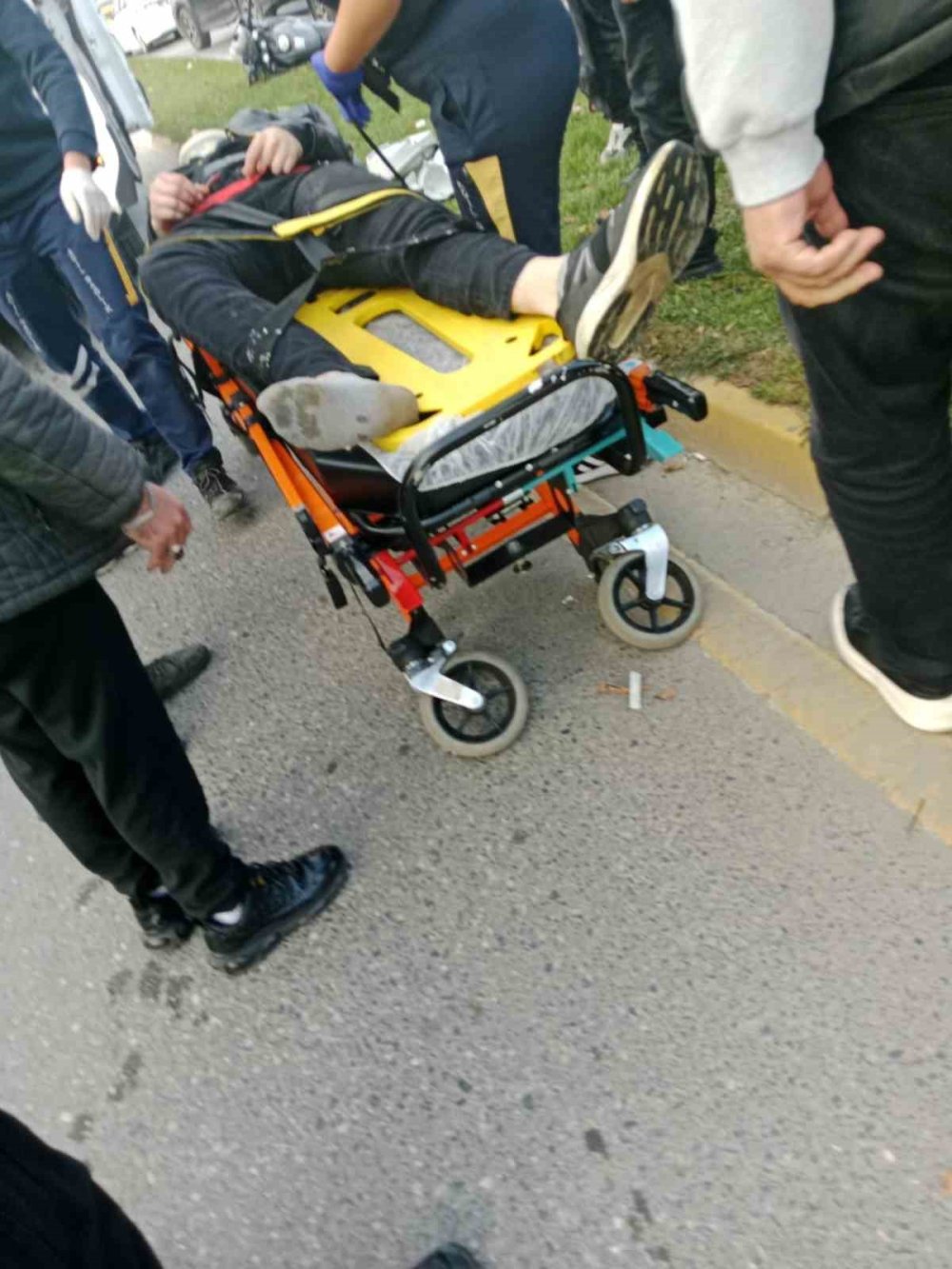Motosiklet Refüje Çarptı: 1 Yaralı