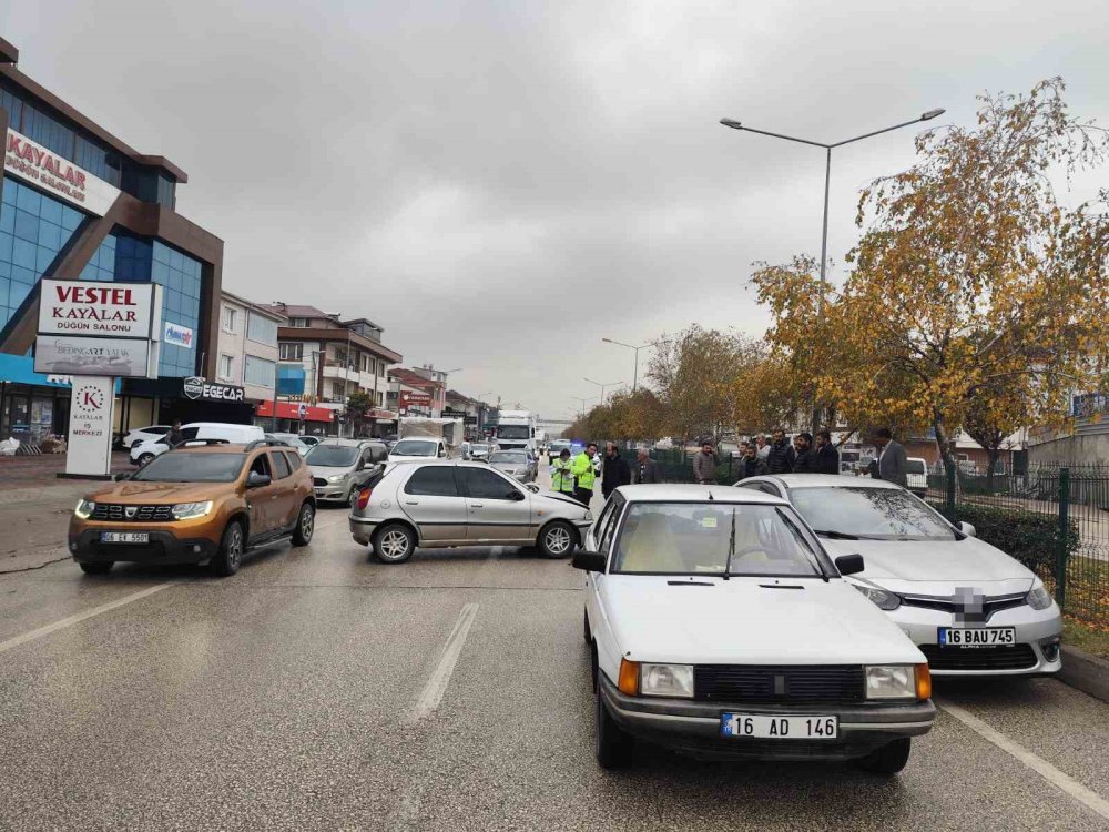 Zincirleme Kazada 1’i Bebek 3 Kişi Yaralandı
