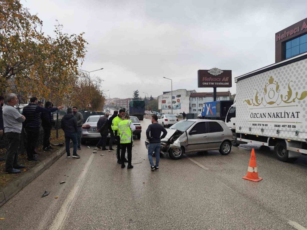 Zincirleme Kazada 1’i Bebek 3 Kişi Yaralandı