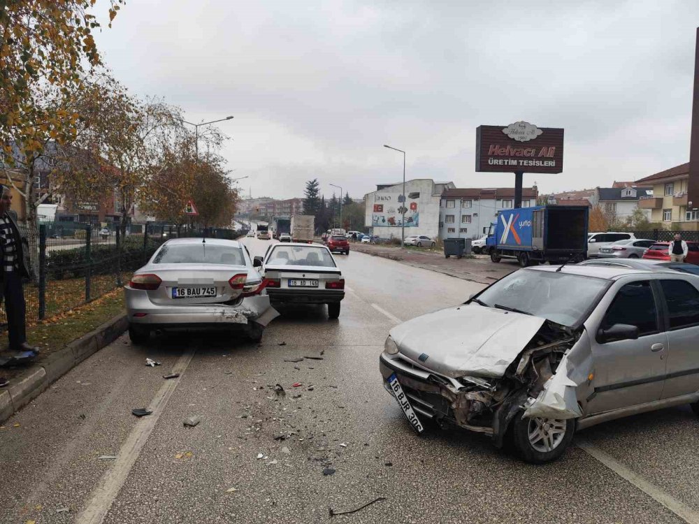 Zincirleme Kazada 1’i Bebek 3 Kişi Yaralandı