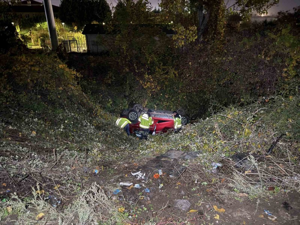 Kontrolden Çıkan Otomobil Şarampole Devrildi: 2 Yaralı