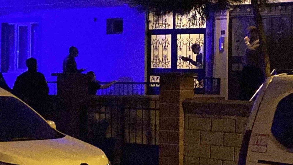 Harçlık Alamadığı Dedesini Bıçaklayarak Ağır Yaraladı, Kendisini Apartmana Kitledi