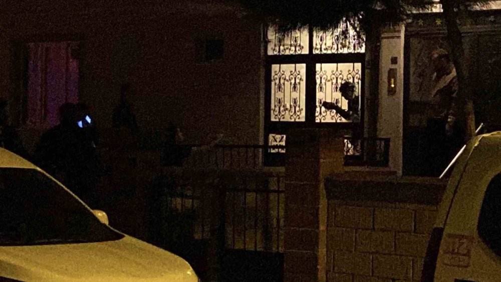 Harçlık Alamadığı Dedesini Bıçaklayarak Ağır Yaraladı, Kendisini Apartmana Kitledi