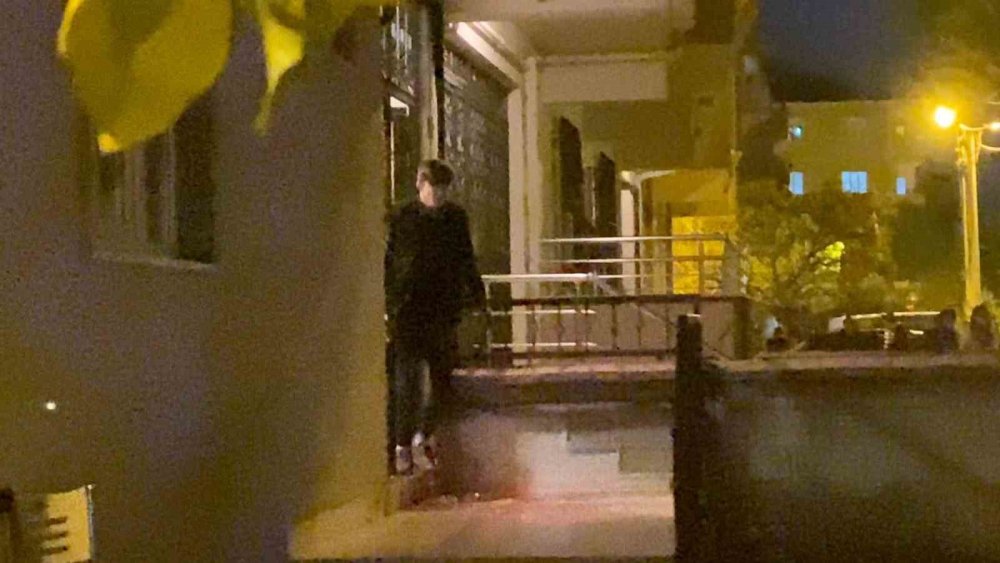 Harçlık Alamadığı Dedesini Bıçaklayarak Ağır Yaraladı, Kendisini Apartmana Kitledi